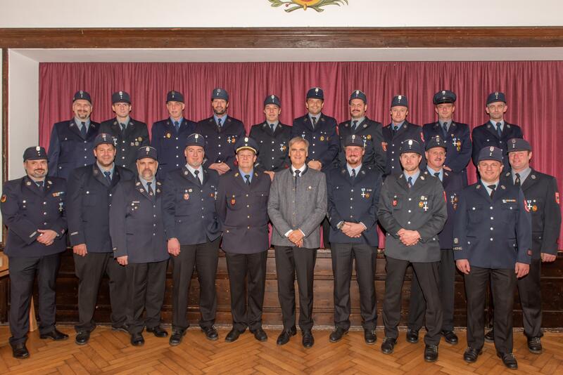 Bild vergrößern: Kreisbrandinspektor Florian Dirscherl und Landrat Olaf von Löwis (beide untere Reihe in der Mitte) mit den für 25 Jahre aktive Dienstzeit geehrten Feuerwehrmännern