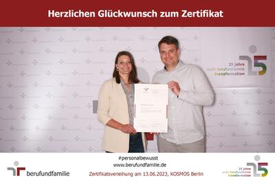 Bild vergr&ouml;&szlig;ern: Julia Oberm&uuml;ller und Andreas Ohnem&uuml;ller haben in Berlin das Zertifikat entgegengenommen.