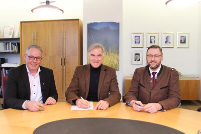 Bild vergr��ern: v.l.: Bezirkstagspr�sident Thomas Schwarzenberger, Landrat Olaf von L�wis, AOK Direktor Wolfgang Morlang