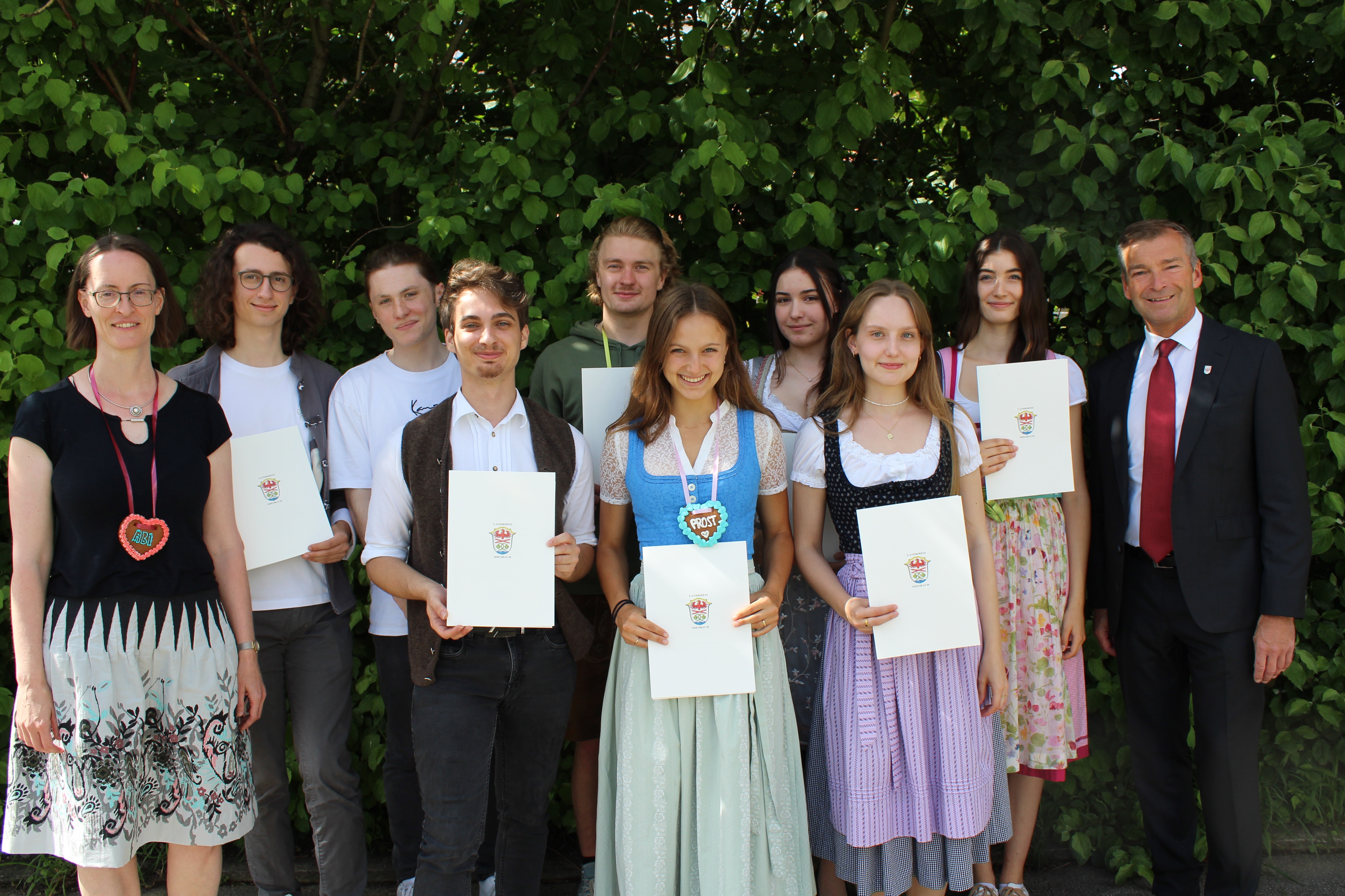 Bild vergr&ouml;&szlig;ern: (v.l.) Direktorin Christina Reiserer, Otto Alexander Stahl, Marinus Holitschke, Friedrich Patrick Arland, Henrik Florenz Fell, Linda Semmann, Aleyna Ahrens, Thori Anna Fritzenwenger, Laura Benicke und Vize-Landrat Jens Zangenfeind.