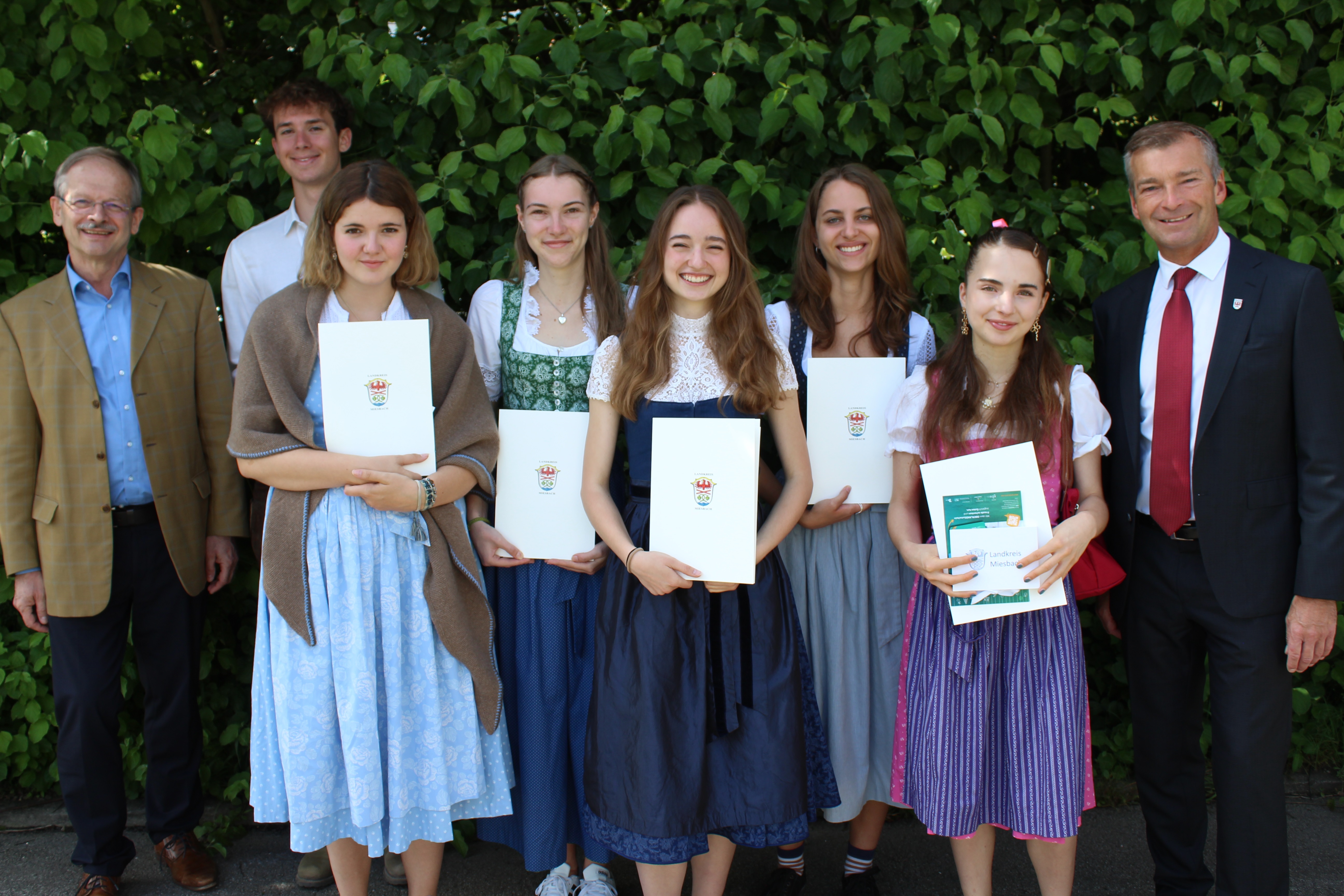 Bild vergr&ouml;&szlig;ern: (v.l.) Direktor Dr. Werner Oberholzner, Korbinian Staudacher, Emilia R&ouml;der, Leni-Sophie H&uuml;lsmann, Anna Maria Sperber, Nora Kreitlow, Noemi Knospe und Vize-Landrat Jens Zangenfeind.