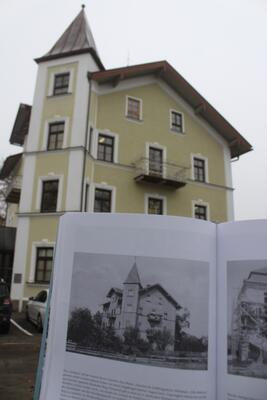 Bild vergr&ouml;&szlig;ern: 1899 als Gersthaus erbaut, heute ist dort und im angrenzenden Flachbau die Kfz-Zulassungsstelle untergebracht.