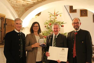 Bild vergr&ouml;&szlig;ern: Mit der kommunalen Verdienstmedaille in Bronze wurde Georg N&ouml;scher aus Valley ausgezeichnet. Ihm gratulierten Landrat Olaf von L&ouml;wis (l.), Landtagspr&auml;sidentin Ilse Aigner und Valleys B&uuml;rgermeister Bernhard Sch&auml;fer.