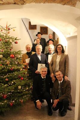 Bild vergr&ouml;&szlig;ern: Landrat Olaf von L&ouml;wis (v.l.) und Ilse Aigner &uuml;berreichten im Beisein von B&uuml;rgermeister Jens Zangenfeind (v.r.) die kommunalen Dankurkunden an (2. Reihe v.l.) Adi Eckmair, Thomas Danzer, Hubert Lacrouts, (3. Reihe v.l.) Thomas Leidgschwendner, Korbinian Reischl sowie (h.v.l.) Thomas Handke und Georg Eham.