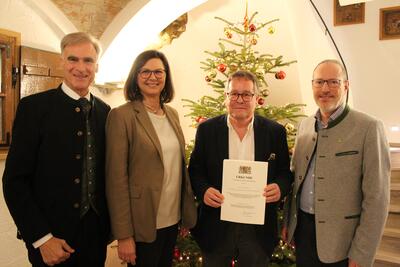 Bild vergr&ouml;&szlig;ern: Die kommunale Dankurkunde erhielt Dr. Wolfgang Huber. Ihm gratulierten Landrat Olaf von L&ouml;wis (l.), Ilse Aigner und Holzkirchens B&uuml;rgermeister Christoph Schmid.
