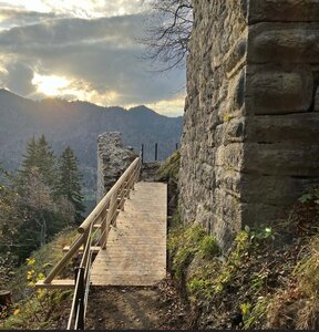 Bild vergr��ern: Neuer Steg an der Burgruine