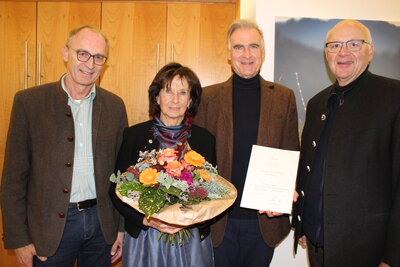 Bild vergr&ouml;&szlig;ern: Im Beisein von B&uuml;rgermeister Stefan Deingruber (l.) und Bundestagsabgeordneten Alexander Radwan (r.) &uuml;berreichte Landrat Olaf von L&ouml;wis das Ehrenzeichen des Ministerpr&auml;sidenten an Irmingard Findei&szlig;.