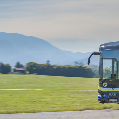 Alpenbus vor Bergen