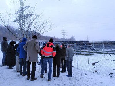 Bild vergr&ouml;&szlig;ern: Diskussion beim Solarpark