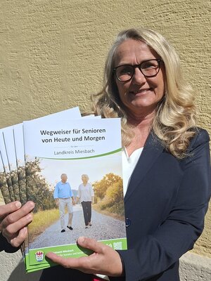 Bild vergr&ouml;&szlig;ern: Astrid Achterberg, Seniorenbeauftragte des Landkreises, pr&auml;sentiert den neuen Wegweiser f&uuml;r Senioren von Heute und Morgen.