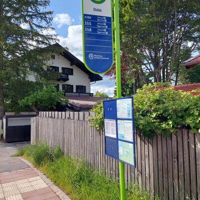 Haltestelle Ostin mit neuem Schild