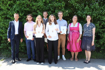Bild vergr&ouml;&szlig;ern: Die Besten des Gymnasiums Miesbach: Landrat Jens Zangenfeind (l.), Direktorin Claudia Reiserer und Stephanie Peter (v.r.) von der Schulverwaltung am Landratsamt gratulierten (v.l.) Tim Raphael Verbout, Fiona Martha Anne Hirsch, Valerian Fynn Eller, Katharina Anna Knier und Bastian Donald Pfeiffer.