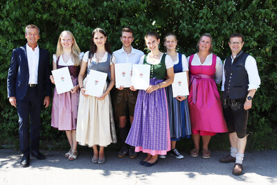 Bild vergr&ouml;&szlig;ern: Die Besten des Gymnasiums Holzkirchen: Landrat Jens Zangenfeind (l.), Direktor Axel Kisters und Stephanie Peter von der Schulverwaltung am Landratsamt (v.r) gratulierten (v..l.) Carla Heiland, Emma Schlegel, Felix M&ouml;hler, Rosalie von Br&uuml;hl und Marlene Bickel.