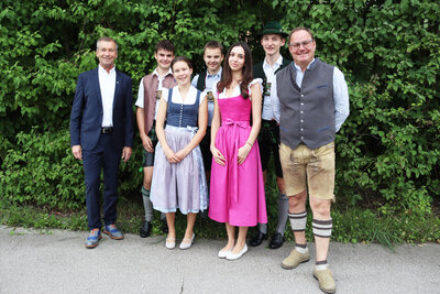 Bild vergr&ouml;&szlig;ern: Landrat Jens Zangenfeind (l.) und Schulleiter Thomas Kaspar (r.) gratulieren Tobias Hacklinger, Helena Huber, Christian Kreidl, Hannah Thoma und Franz Holzer (v.l.) von der Realschule Miesbach.