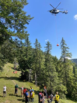 Bild vergr&ouml;&szlig;ern: Eine der neuen L&ouml;schblasen mit einem Fassungsverm&ouml;gen von 200 Litern wird per Hubschrauber zur Einsatzstelle am Nesselberg transportiert.